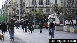 Tungt beväpnad militär och polis patrullerar Bryssels gator.