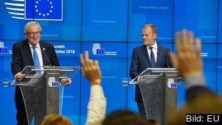 EU-kommissionens ordförande Jean-Claude Juncker och Europeiska rådets ordförande Donald Tusk i ett pressmöte efter EU-toppmötet. EU-kommissionens ordförande Jean-Claude Juncker och Europeiska rådets ordförande Donald Tusk i ett pressmöte efter EU-toppmötet.