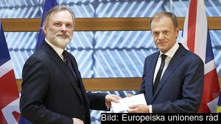 Storbritanniens EU-ambassadör Tim Barrow lämnar över landets utträdesansökan ur EU till Europeiska rådets ordförande Donald Tusk.