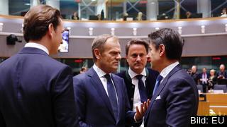 Ledarna för Österrike, Luxemburg och Italien samtalar med mötesordförande Donald Tusk vid torsdagens EU-toppmöte.