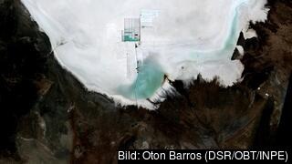 EU-kommissionen räknar med att EU kommer behöva nästan 60 gånger mer litium år 2050 jämfört med i dag.  Bilden visar en litiumgruva i Bolivia ovanifrån.