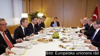 Kommissionsordförande Jean-Claude Juncker, rådsordförande Donald Tusk, Nederländernas premiärminister Mark Rutte vid fredagens frukostmöte med Turkiets premiärminister Ahmet Davutoğlu. Kommissionsordförande Jean-Claude Juncker, rådsordförande Donald Tusk, Nederländernas premiärminister Mark Rutte vid fredagens frukostmöte med Turkiets premiärminister Ahmet Davutoğlu.