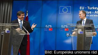 Turkiets premiärminister Ahmet Davutoğlu och Europeiska rådets ordförande Donald Tusk efter måndagen möte. Turkiets premiärminister Ahmet Davutoğlu och Europeiska rådets ordförande Donald Tusk efter måndagen möte.