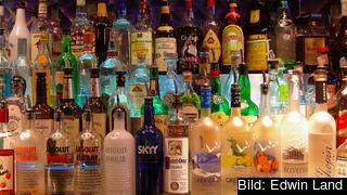 Alkoholreklam på tv på förbjudet i Sverige men inte i Storbritannien. Alkoholreklam på tv på förbjudet i Sverige men inte i Storbritannien.