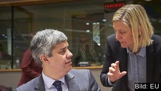 Finansminister Magdalena Andersson (S) talar med sin portugisiske kollega Mário Centeno. Arkivbild.