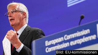EU:s finansmarknadskommissionär Michel Barnier visar upp ett dokument med de åtgärder som kommissionen ska presentera för att reglera finansmarknaden. EU:s finansmarknadskommissionär Michel Barnier visar upp ett dokument med de åtgärder som kommissionen ska presentera för att reglera finansmarknaden.