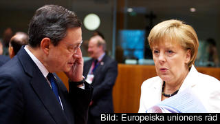ECB-chefen Mario Draghi och Tysklands förbundskansler Angela Merkel i samspråk. Arkivbild. ECB-chefen Mario Draghi och Tysklands förbundskansler Angela Merkel i samspråk. Arkivbild.