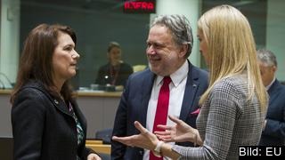 EU-minister Ann Linde (S) i samtal med sin grekiske och irländska kollega. Arkivbild. EU-minister Ann Linde (S) i samtal med sin grekiske och irländska kollega. Arkivbild.