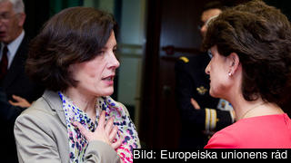 Sveriges försvarsminister Karin Enström (till vänster) pekar på artikel 42.7 i EU-fördraget som kan tolkas som en uppmaning till gemensamma försvarsinsatser. Arkivbild. Sveriges försvarsminister Karin Enström (till vänster) pekar på artikel 42.7 i EU-fördraget som kan tolkas som en uppmaning till gemensamma försvarsinsatser. Arkivbild.