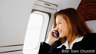 Snart kan det bli möjligt att prata i mobiltelefon även under flygresan. Arkivbild. Snart kan det bli möjligt att prata i mobiltelefon även under flygresan. Arkivbild.