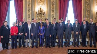 Den nya italienska regeringen. Premiärminister Enrico Letta åttonde från vänster. Den nya italienska regeringen. Premiärminister Enrico Letta åttonde från vänster.
