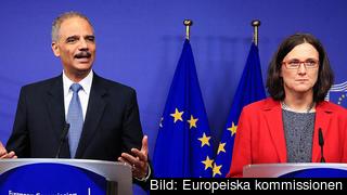 USA:s justitieminister Eric Holder och EU:s inrikeskommissionär Cecilia Malmström vid en tidigare träff i Bryssel. Arkivbild.