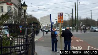 Polis bevakar uppgången vid  Europaportalens närmaste tunnelbanestation Mérode, två stopp från den attackerade stationen Maalbeek nära EU-kvarteren.