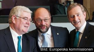 EU-parlamentets talman Martin Schulz flankerad av irländske utrikesministern Eamon Gilmore (t.v) och landets premiärminister Enda Kenny (t.h). EU-parlamentets talman Martin Schulz flankerad av irländske utrikesministern Eamon Gilmore (t.v) och landets premiärminister Enda Kenny (t.h).