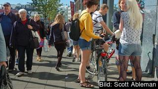 Med en särskild certifiering av företag på Island vill arbetsmarknadens parter komma till rätta med oförklarliga löneskillnader mellan män och kvinnor. (Gatubild från Reykjavik). Med en särskild certifiering av företag på Island vill arbetsmarknadens parter komma till rätta med oförklarliga löneskillnader mellan män och kvinnor. (Gatubild från Reykjavik).