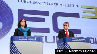 Cecilia Malmström, EU-kommissionär, och Troels Oerting, chef för EU:s nya internetbrottscenter. Cecilia Malmström, EU-kommissionär, och Troels Oerting, chef för EU:s nya internetbrottscenter.