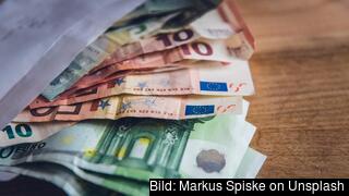 Korruption är missbruk av maktposition för personlig vinning. Detta sker vanligen genom mutor, men kan även utgöras av så kallad vänskapskorruption där maktpersoner på olika sätt gynnar släkt eller vänner framför andra, mer kvalificerade individer. Korruption är missbruk av maktposition för personlig vinning. Detta sker vanligen genom mutor, men kan även utgöras av så kallad vänskapskorruption där maktpersoner på olika sätt gynnar släkt eller vänner framför andra, mer kvalificerade individer.