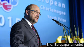 Vi måste överge de senaste årens krishanteringsstrategi, som gått ut på att göra så lite som möjligt och hoppas på att det räcker. Det skriver Europaparlamentets talman Martin Schulz (S). Vi måste överge de senaste årens krishanteringsstrategi, som gått ut på att göra så lite som möjligt och hoppas på att det räcker. Det skriver Europaparlamentets talman Martin Schulz (S).
