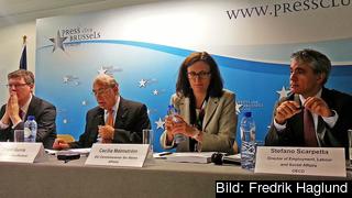 EU:kommissionär László Andor, OECD-chef Angel Gurría, EU:kommissionär Cecilia Malmström och OECD:s expert Stefano Scarpetta under torsdagens presentation.