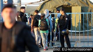 Flyktingar passerar gränsen till Kroatien. Arkivbild.