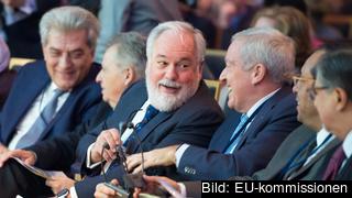 Klimatkommissionär Miguel Arias Cañete, i mitten, på klimatförhandlingarna i Paris.