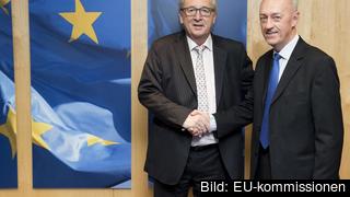 EU-kommissionens ordförande Jean-Claude Juncker välkomnar Allan Larsson. 