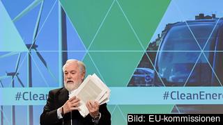 EU:s klimatkommissionär Miguel Arias Cañete håller upp paketet på tusen sidor. EU:s klimatkommissionär Miguel Arias Cañete håller upp paketet på tusen sidor.