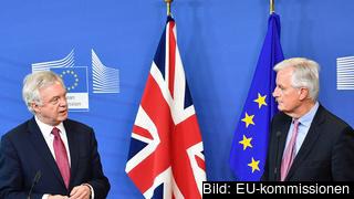 Storbritanniens brexitminister David Davis och EU:s chefsförhandlare Michel Barnier inför måndagens förhandlingar. Storbritanniens brexitminister David Davis och EU:s chefsförhandlare Michel Barnier inför måndagens förhandlingar.