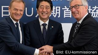 Europeiska rådets ordförande Donald Tusk, Japans premiärminister Shinzō Abe och EU-kommissionens ordförande Jean-Claude Juncker vid torsdagens toppmöte i Bryssel. Europeiska rådets ordförande Donald Tusk, Japans premiärminister Shinzō Abe och EU-kommissionens ordförande Jean-Claude Juncker vid torsdagens toppmöte i Bryssel.