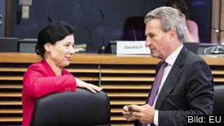 EU-kommissionärer Věra Jourová och Günther Oettinger. Arkivbild. EU-kommissionärer Věra Jourová och Günther Oettinger. Arkivbild.