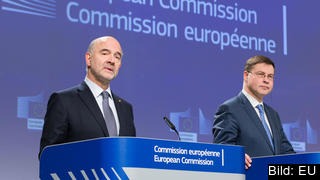 EU-kommissionärerna Pierre Moscovici och Valdis Dombrovskis presenterade överenskommelsen med Italien på en presskonferens. EU-kommissionärerna Pierre Moscovici och Valdis Dombrovskis presenterade överenskommelsen med Italien på en presskonferens.