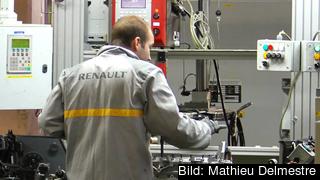 Arbetare vid franska Renaultfabriken i Cléon. Arkivbild. Arbetare vid franska Renaultfabriken i Cléon. Arkivbild.