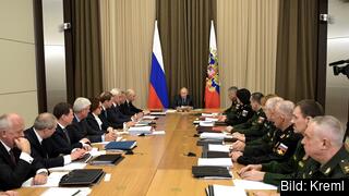 Rysslands ledare Vladimir Putin i möte med företrädare för den ryska militären och försvarsindustrin. Arkivbild. Rysslands ledare Vladimir Putin i möte med företrädare för den ryska militären och försvarsindustrin. Arkivbild.