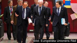 Italiens Berlusconi, rådsodförande Van Rompuy och kommissonens ordförande Barroso under toppmötet.