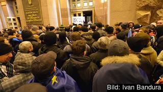 Ukrainska demonstranter försöker ta sig in i kommunfullmäktige i Kiev. 