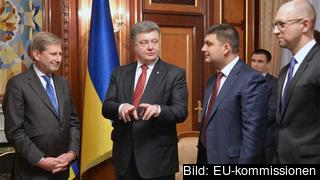 Johannes Hahn EU-kommissionen, Petro Porochenko Ukrainas president, Volodymyr Hroisman talman i Ukrainas parlament och landets premiärminister Arseniy Yatseniuk. Johannes Hahn EU-kommissionen, Petro Porochenko Ukrainas president, Volodymyr Hroisman talman i Ukrainas parlament och landets premiärminister Arseniy Yatseniuk.